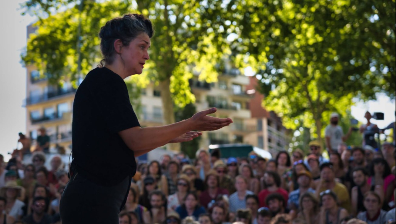 Comédienne du collectif la Ruée devant le public, Chalon dans la Rue 2026